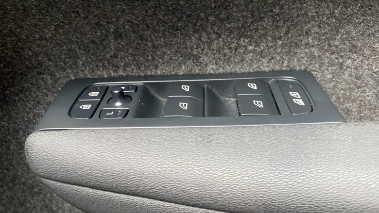 Volvo XC40 2.0 B4P Plus Dark 5dr Auto Petrol Estate